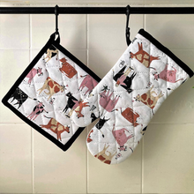 Load image into Gallery viewer, Dairy Cows -  country oven glove set
